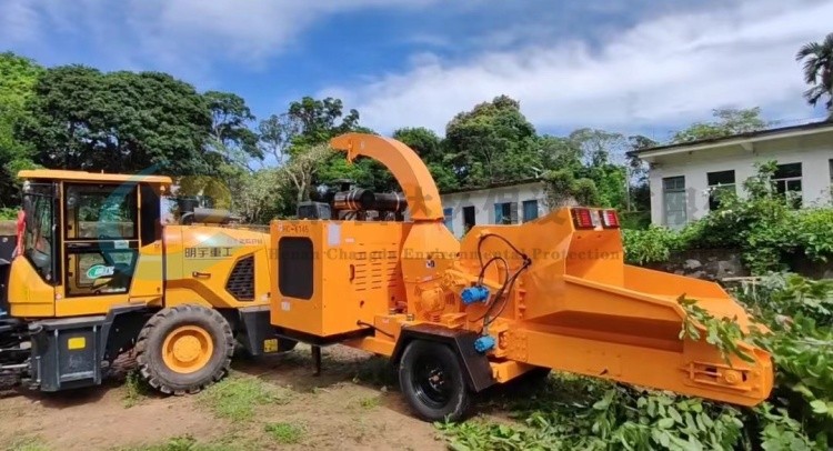 河南昌達(dá)HC-6145園林樹(shù)枝粉碎機(jī)鏈條輸送版海南客戶現(xiàn)場(chǎng).jpg