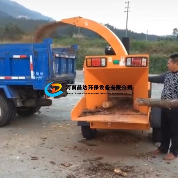 河南昌達(dá)HC-6145樹枝粉碎機河南信陽客戶使用現(xiàn)場.jpg