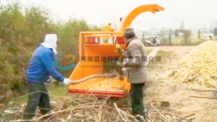 河南昌達(dá)HC6145型樹枝粉碎機(jī)山東濟(jì)南客戶使用現(xiàn)場(chǎng).jpg