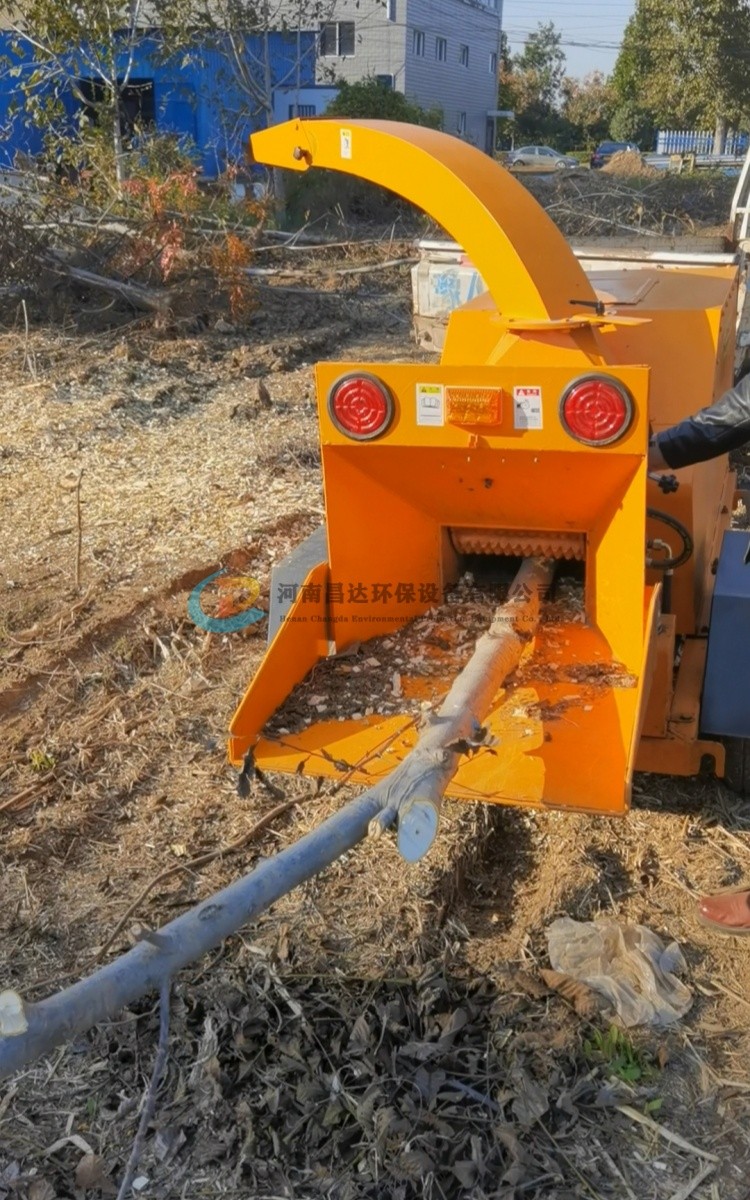 河南昌達(dá)HC-6130型樹(shù)枝粉碎機(jī)浙江杭州客戶使用現(xiàn)場(chǎng).jpg