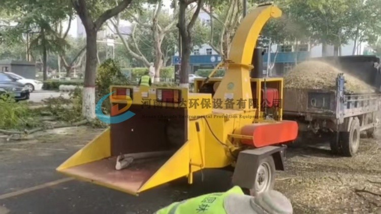6145園林綠化樹(shù)枝粉碎機(jī)河北石家莊客戶(hù)使用現(xiàn)場(chǎng).jpg