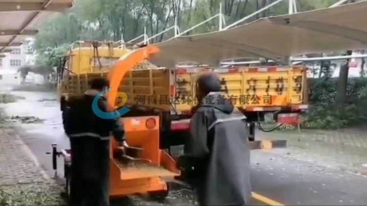小型園林綠化樹枝粉碎機上?？蛻羰褂矛F(xiàn)場.jpg